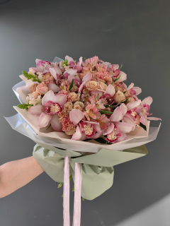 Букет из орхидеи и кустовой розы