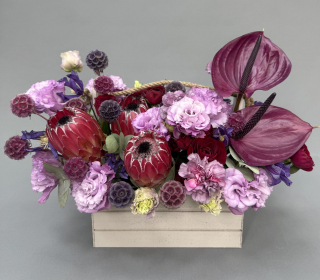 Деревянный ящик из антуриума, протеи, эустомы, диантуса, скабиозы и эвкалипта