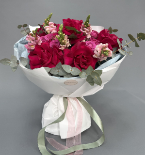 Букет из антиринума, французской розы, кустовой розы и эвкалипта