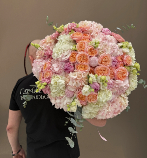 Букет из гортензии кустовой розы и эустомы 