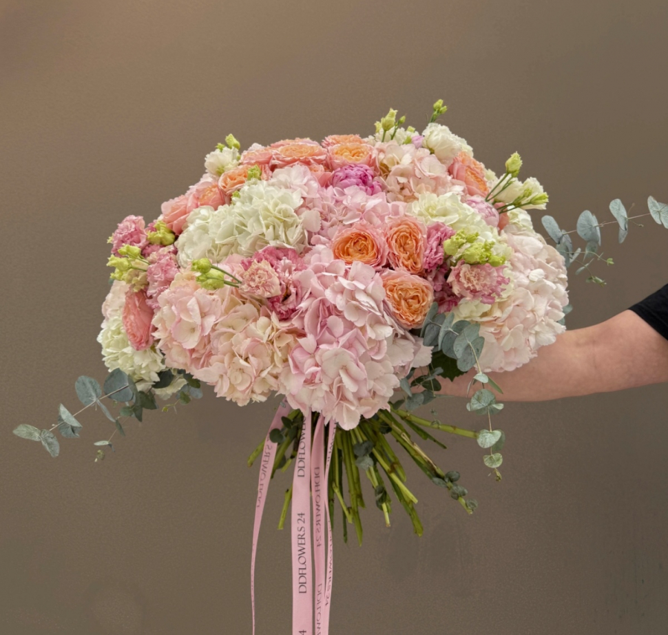 Букет из гортензии кустовой розы и эустомы 