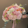 Букет из гортензии кустовой розы и эустомы 