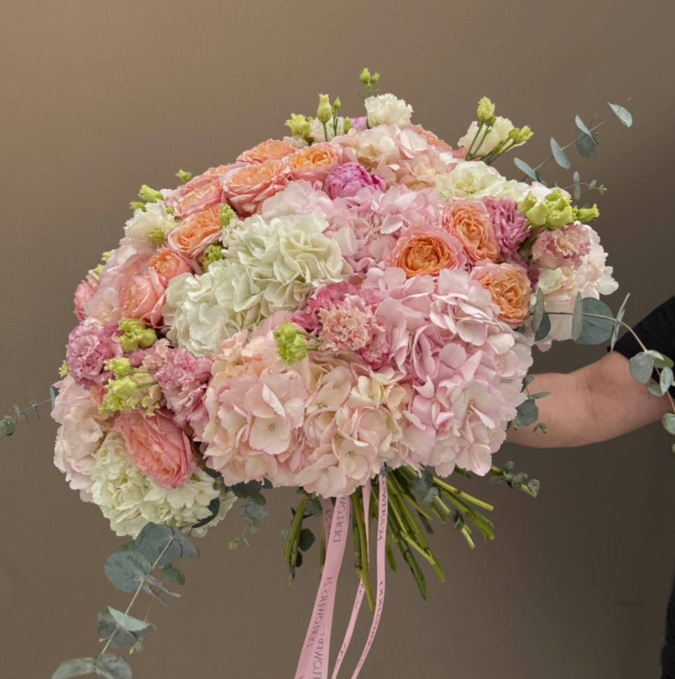 Букет из гортензии кустовой розы и эустомы 