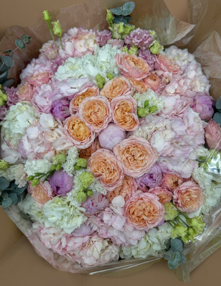 Букет из гортензии кустовой розы и эустомы 