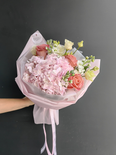 Букет из гортензии и розы