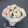 Букет из кустовой розы, пионов и эвкалипта