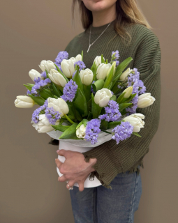 Композиция из белых тюльпанов со станицей 