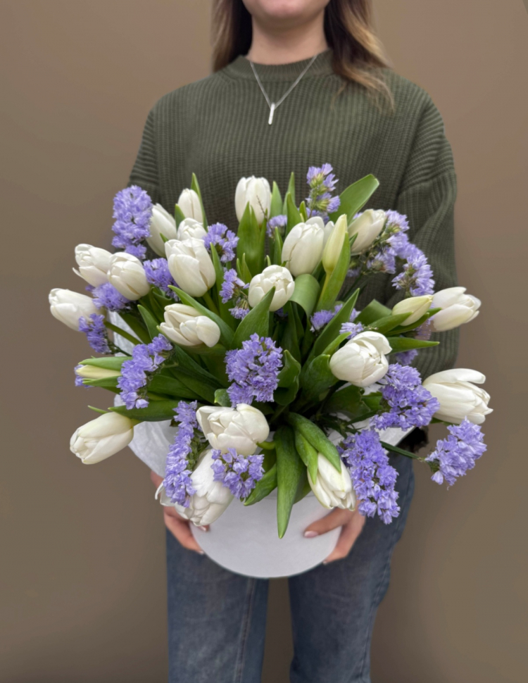 Композиция из белых тюльпанов со станицей 