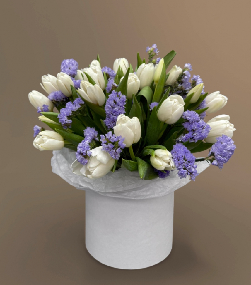 Композиция из белых тюльпанов со станицей 