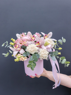 Шляпная коробка из орхидеи и диантуса