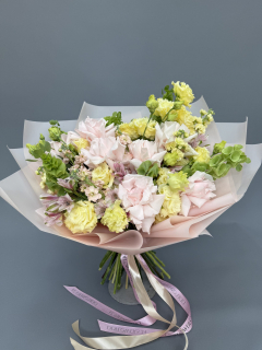 Букет из малюцелы, розы и эустомы