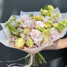 Букет из малюцелы, розы и эустомы
