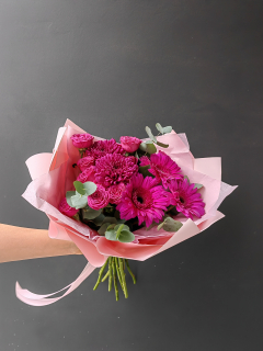 Букет из герберы и кустовой розы