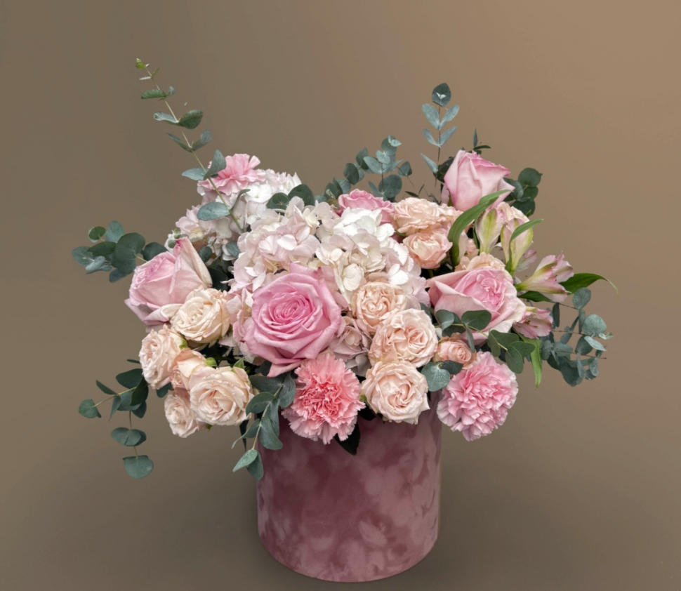 Шляпная коробка из пионовидной розы, гортензии и альстромерии