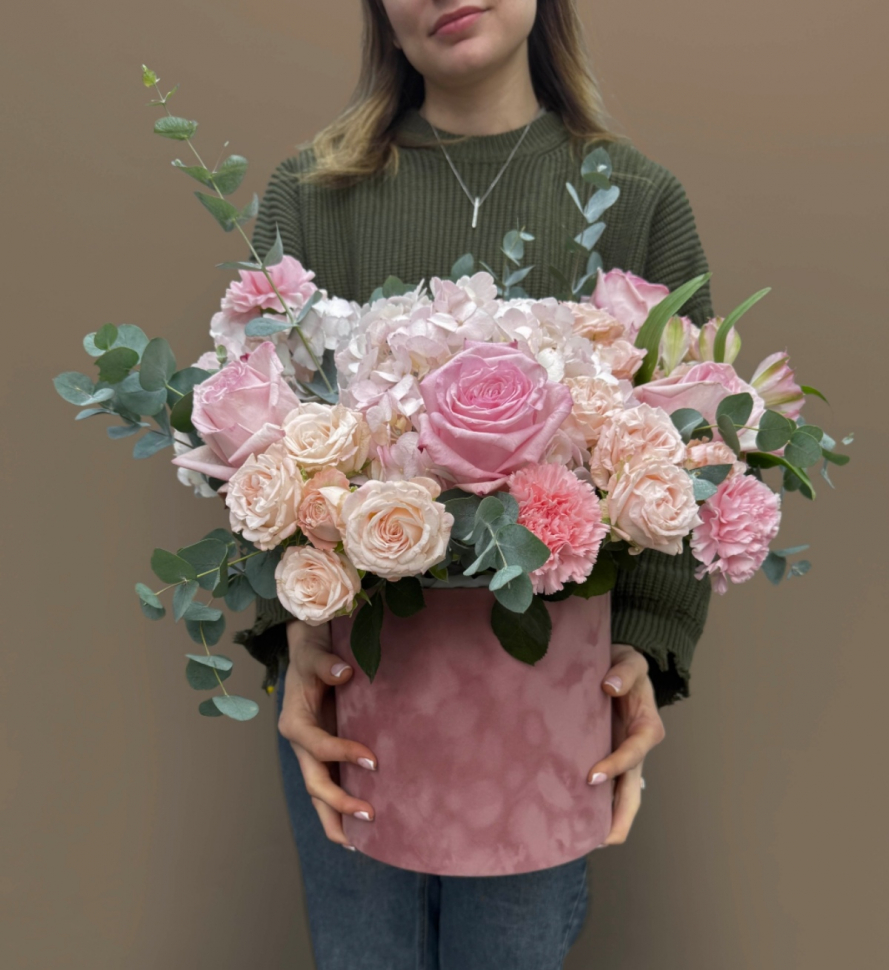 Шляпная коробка из пионовидной розы, гортензии и альстромерии Шляпная коробка из пионовидной розы, гортензии и альстромерии