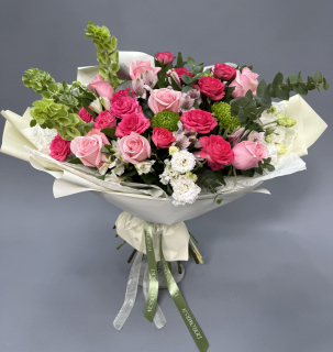 Букет из малюцеллы, розы, хризантемы, эустомы и эвкалипта