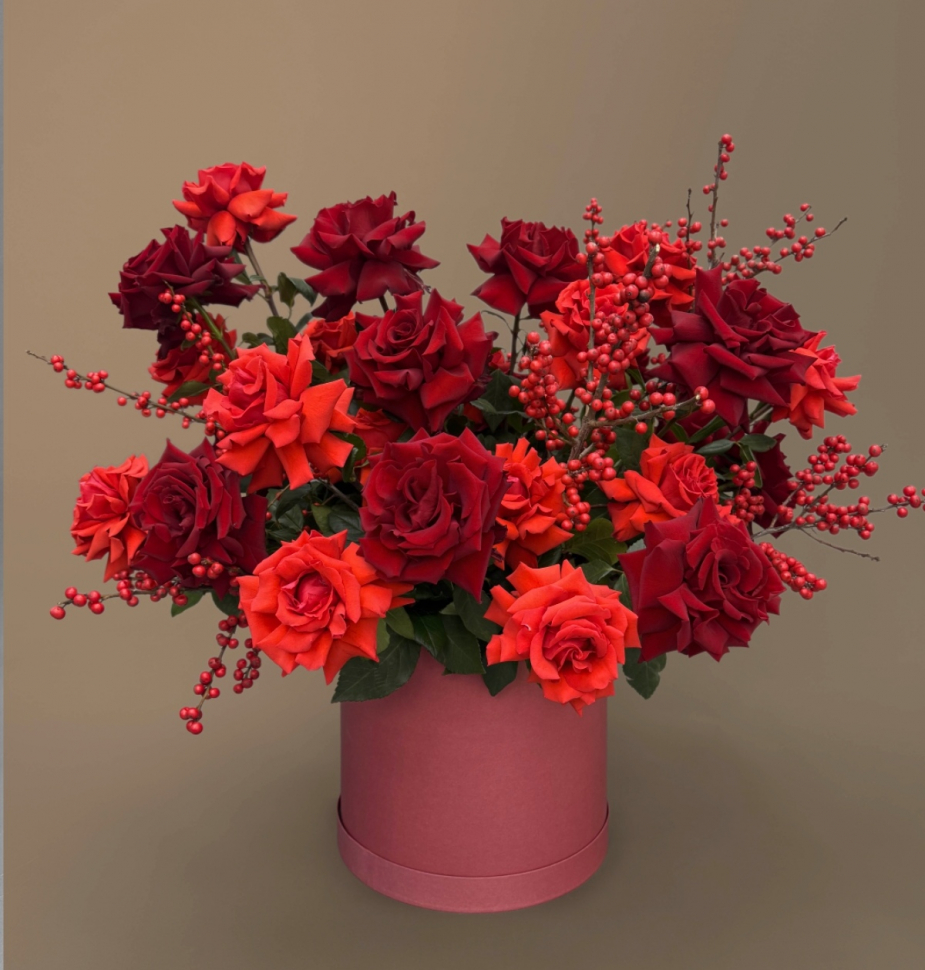 Шляпная коробка из французской розы и илекса