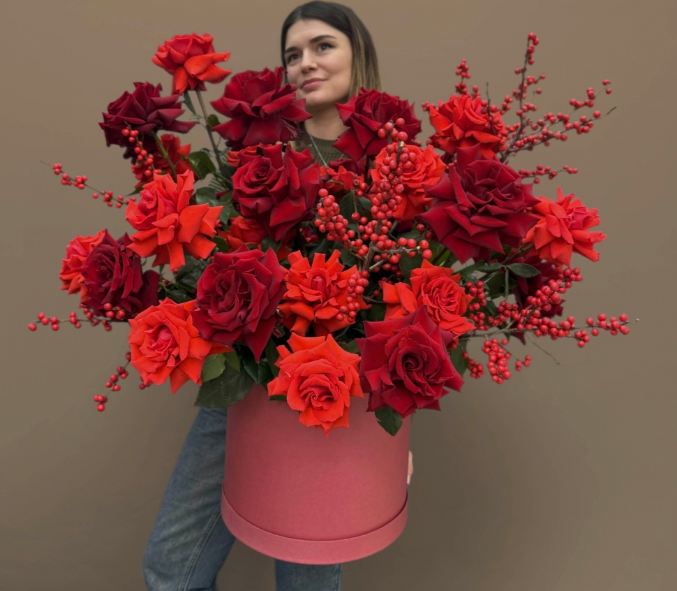 Шляпная коробка из французской розы и илекса Шляпная коробка из французской розы и илекса