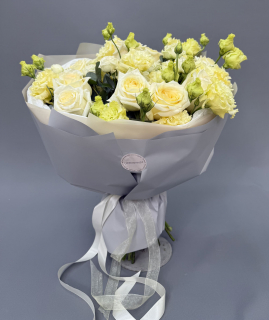 Букет из эустомы, розы и эвкалипта