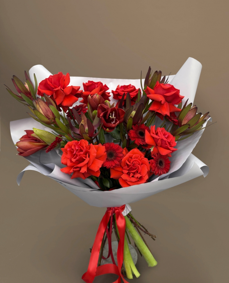 Букет из амарилиса французской розы и герберы 