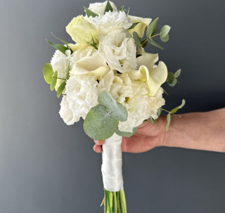 Свадебный букет из каллы, эустомы и эвкалипта