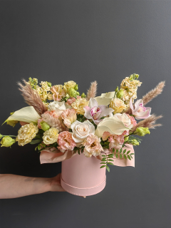 Шляпная коробка из каллы и орхидеи 