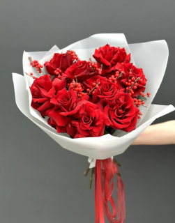 Букет из бордовой французской розы и илекса 