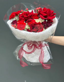 Букет из красной французской розы и гортензии