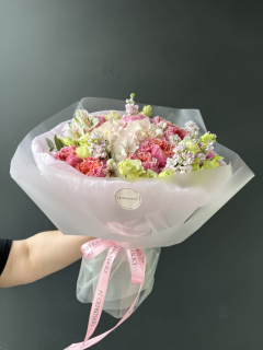 Букет из гортензии, розы, эустомы и маттиолы